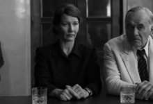 Hanns Zischler e Sandra Hüller em cena do filme A Terra do Meu Pai (2026), drama em preto e branco.