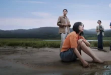 Jeon Do-yeon, Sul Kyung-gu, Zo In-sung e Cho Yeo-jeong em cena do filme Amor Possível (2026), ambientado em uma paisagem rural à beira de um lago.