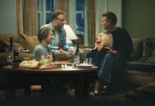 Edward Norton, Penélope Cruz, Seth Rogen e Olivia Wilde em cena do filme O Convite (2026), reunidos na sala de estar durante um encontro entre casais.