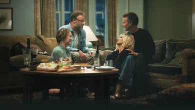 Edward Norton, Penélope Cruz, Seth Rogen e Olivia Wilde em cena do filme O Convite (2026), reunidos na sala de estar durante um encontro entre casais.