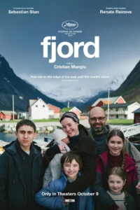 Pôster oficial de Fjord (2026), filme de Cristian Mungiu estrelado por Sebastian Stan e Renate Reinsve, que aparecem ao lado de crianças em um retrato familiar diante de uma vila cercada por montanhas na Noruega.