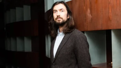 Foto de Robin Coudert, cantor, compositor, produtor e compositor de trilhas sonoras para filmes.