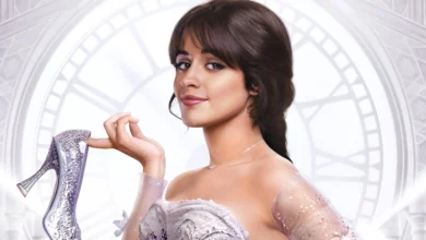 Camila Cabello como Cinderela segurando um sapato de cristal em imagem promocional do filme Cinderela (2021), releitura musical do clássico conto de fadas.