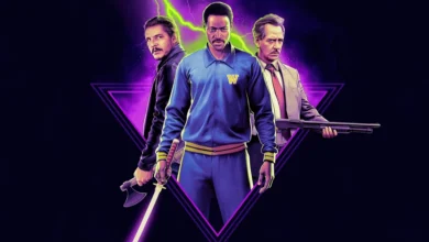 Pôster estilizado do filme Freaky Tales (2025), com visual neon e estética retrô, apresentando três personagens principais armados: à esquerda, um homem segurando um machado; ao centro, um personagem de agasalho azul com espada; e à direita, outro homem de terno com espingarda. Fundo roxo com triângulo neon e raios verdes, evocando clima de ação e fantasia urbana.