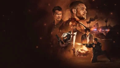 Cena promocional do filme "Caos e Destruição" da Netflix, com Tom Hardy e outros personagens em clima de tensão e ação, com explosões, armas e viaturas policiais ao fundo
