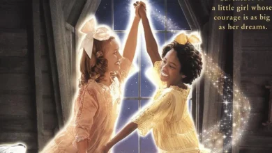 Cena promocional do filme A Princesinha (1995), com Liesel Matthews e Vanessa Chester vestidas com roupas vintage em um quarto iluminado por estrelas, simbolizando amizade e imaginação.