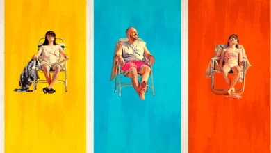 Imagem promocional do filme In the Summers (2024), com três personagens sentados em cadeiras de praia contra fundos coloridos — amarelo, azul e laranja — representando momentos distintos da trama familiar ambientada no verão.