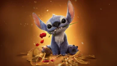 Stitch com uma rosa na boca sentado sobre cacos dourados em imagem promocional do filme Lilo & Stitch (2025)