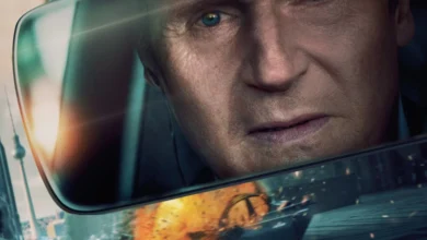 Imagem promocional do filme A Chamada (2023), com close no rosto de um homem tenso refletido no retrovisor do carro, enquanto uma explosão acontece ao fundo na rua.