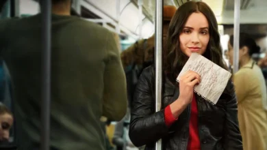 Imagem promocional do filme A Lista da Minha Vida, da Netflix, com Sofia Carson segurando uma lista manuscrita dentro de um metrô