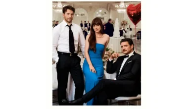 Dakota Johnson ao centro, entre Chris Evans e Pedro Pascal, em cena promocional do filme Amores Materialistas (2025)