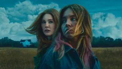 Julianne Moore e Sydney Sweeney sob céu nublado em imagem promocional do filme Echo Valley (2025)