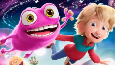 Cena do filme "Fleak" (2025) com o menino e a criatura rosa voando juntos em um cenário colorido e mágico.