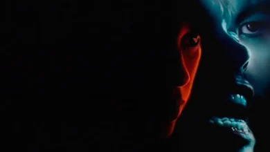 Imagem promocional de Hurry Up Tomorrow: Além dos Holofotes (2025), com os rostos contrastantes de The Weeknd e Jenna Ortega, em tons azul e vermelho.