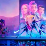 Cena de Guerreiras do K-Pop, animação da Netflix com três protagonistas enfrentando demônios em um palco futurista, com pôster ao fundo.