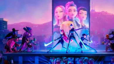 Cena de Guerreiras do K-Pop, animação da Netflix com três protagonistas enfrentando demônios em um palco futurista, com pôster ao fundo.