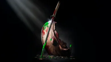 Espada cravada em máscara do Predador com sangue e líquido verde, arte promocional do filme animado Predador: Assassino de Assassinos (2025).