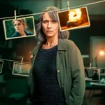 Mulher de expressão séria em frente a varal com fotos investigativas na série Sara: A Mulher nas Sombras, da Netflix
