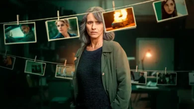 Mulher de expressão séria em frente a varal com fotos investigativas na série Sara: A Mulher nas Sombras, da Netflix