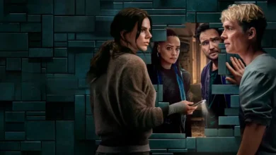 Imagem do elenco principal de Brick (2025), filme da Netflix com Matthias Schweighöfer, Frederick Lau, Sira-Anna Faal e Ruby O. Fee diante de uma parede misteriosa