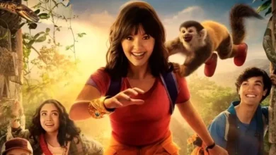 Samantha Lorraine como Dora em cena do filme Dora e a Busca pelo Sol Dourado (2025), acompanhada de amigos e do macaco Botas.