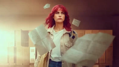Gökçe Bahadır como protagonista da série turca Cartas do Passado da Netflix, com cabelo ruivo em cenário com papéis voando