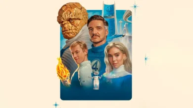 Imagem promocional do filme Quarteto Fantástico: Primeiros Passos (2025) mostrando os quatro heróis principais - Coisa, Sr. Fantástico, Tocha Humana e Mulher Invisível - em seus uniformes azuis e brancos com o logo do grupo