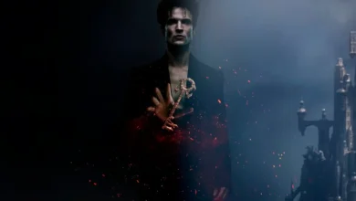 Tom Sturridge como Sandman segura uma chave flamejante em imagem da 2ª temporada da série da Netflix