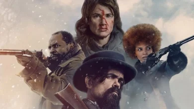 Pôster promocional do filme "Resgate Suicida" (2024) mostrando cinco personagens principais em poses de ação. No centro, uma mulher jovem com cabelo castanho e sangue no rosto usa um capuz cinza. Abaixo dela, um homem barbudo com chapéu preto segura uma arma branca. À esquerda, um homem negro aponta uma arma dourada. À direita, uma mulher negra com cabelo afro segura uma arma automática. O fundo apresenta tons acinzentados com efeitos de neve ou cinzas caindo.