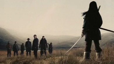 Cena promocional do filme Tornado (2025), com a personagem de Kôki empunhando uma katana diante de um grupo de figuras encapuzadas em uma paisagem árida