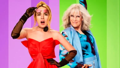 Lindsay Lohan de vestido vermelho e Jamie Lee Curtis de blazer azul posam em fundo colorido para divulgação do filme Uma Sexta-Feira Mais Louca Ainda 2025