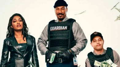 Keke Palmer, Eddie Murphy e Pete Davidson caracterizados como criminosos e seguranças no filme A Última Missão (2025), com dinheiro voando ao fundo.