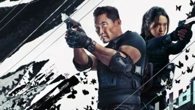 Cena promocional da série Agente Butterfly, do Prime Video, com Daniel Dae Kim e Reina Hardesty armados e prontos para ação.
