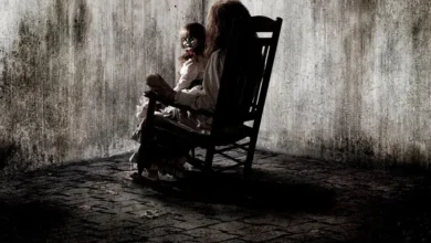 Cena assustadora do filme Invocação do Mal (2013) com a boneca Annabelle em destaque.