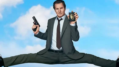 Liam Neeson em pose cômica como detetive no filme Corra Que a Polícia Vem Aí! (2025)