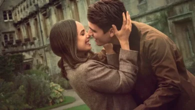 Cena romântica de Sofia Carson e Corey Mylchreest em Meu Ano em Oxford, filme da Netflix