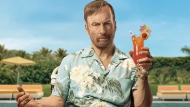 Bob Odenkirk em Anônimo 2 (2025) segurando coquetel à beira da piscina, em cena promocional do filme de ação e suspense.