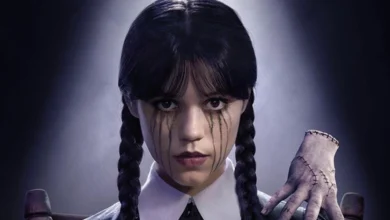 Imagem promocional da 2ª temporada de Wandinha, série da Netflix, com a personagem Wandinha Addams (Jenna Ortega) em destaque, com lágrimas negras escorrendo do rosto e a Mãozinha ao seu lado.