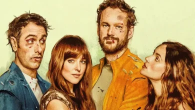 Pôster do filme 'Amores à Parte' com os atores Dakota Johnson, Kyle Marvin e Adria Arjona. Os personagens parecem ter acabado de passar por uma briga, com maquiagem de ferimentos no rosto.