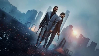 Cena promocional de Tenet (2020) com John David Washington segurando arma, dirigido por Christopher Nolan