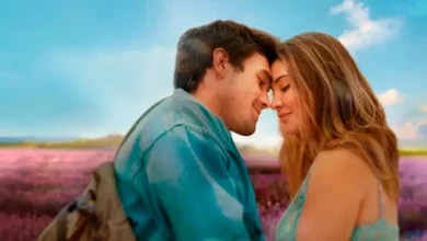 Atores Madelyn Cline e K.J. Apa em cena do drama romântico O Mapa Que Me Leva Até Você