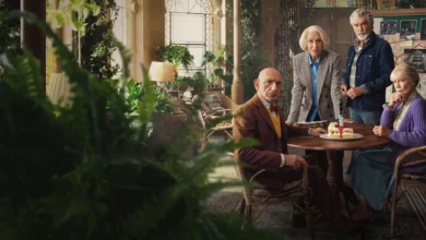 Elenco principal de O Clube do Crime das Quintas-Feiras reunido em cena de mistério no filme da Netflix.