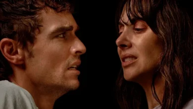 Dave Franco e Alison Brie em cena intensa do filme Juntos (2025), interpretando um casal em crise.