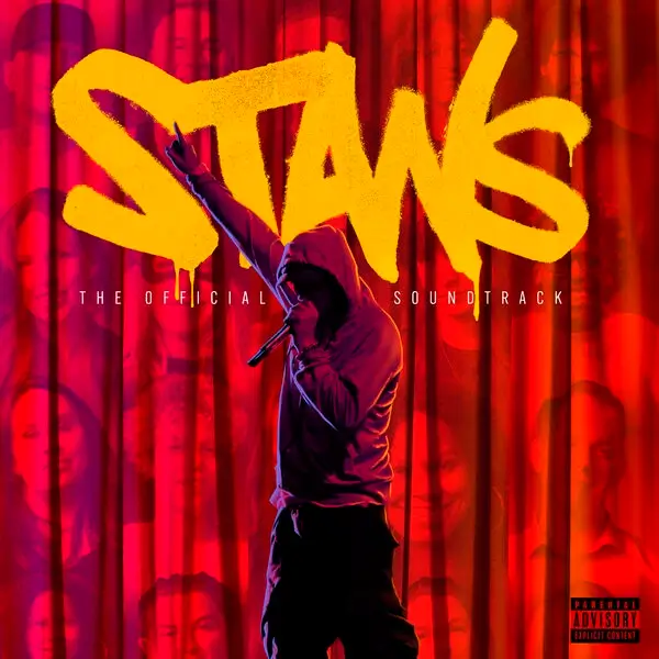 Capa da trilha sonora oficial do documentário Stans de Eminem, mostrando silhueta de figura encapuzada contra cortinas vermelhas com título em letras amarelas