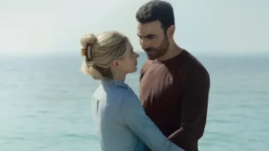Cena romântica entre Imogen Poots e Brett Goldstein à beira-mar no filme Por Inteiro (All of You), disponível na Apple TV.