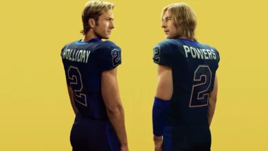 Cena promocional da série Chad Powers: O Quarterback (2025), mostrando Glen Powell em uniforme de futebol americano interpretando os personagens Holliday e Powers.