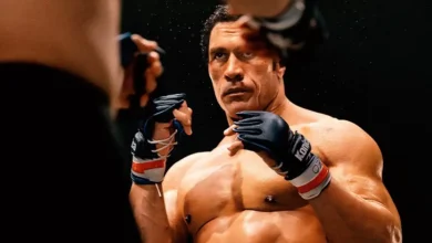 Dwayne Johnson interpreta Mark Kerr em cena intensa de luta no filme Coração de Lutador: The Smashing Machine (2025).