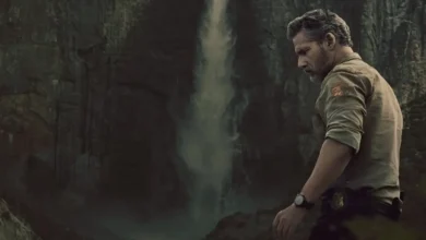 Eric Bana em cena da série Indomável (Untamed) diante de uma queda-d’água
