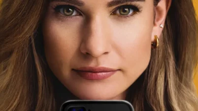 Atriz Lily James como Whitney Wolfe Herd no filme Deu Match: A Rainha de Apps de Namoro (2025)