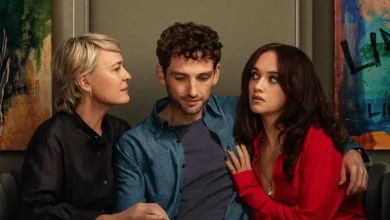 A atriz Robin Wright, com cabelos loiros curtos, e a atriz Olivia Cooke, com cabelos castanhos compridos, se aproximam do ator Laurie Davidson, que está sentado entre elas.